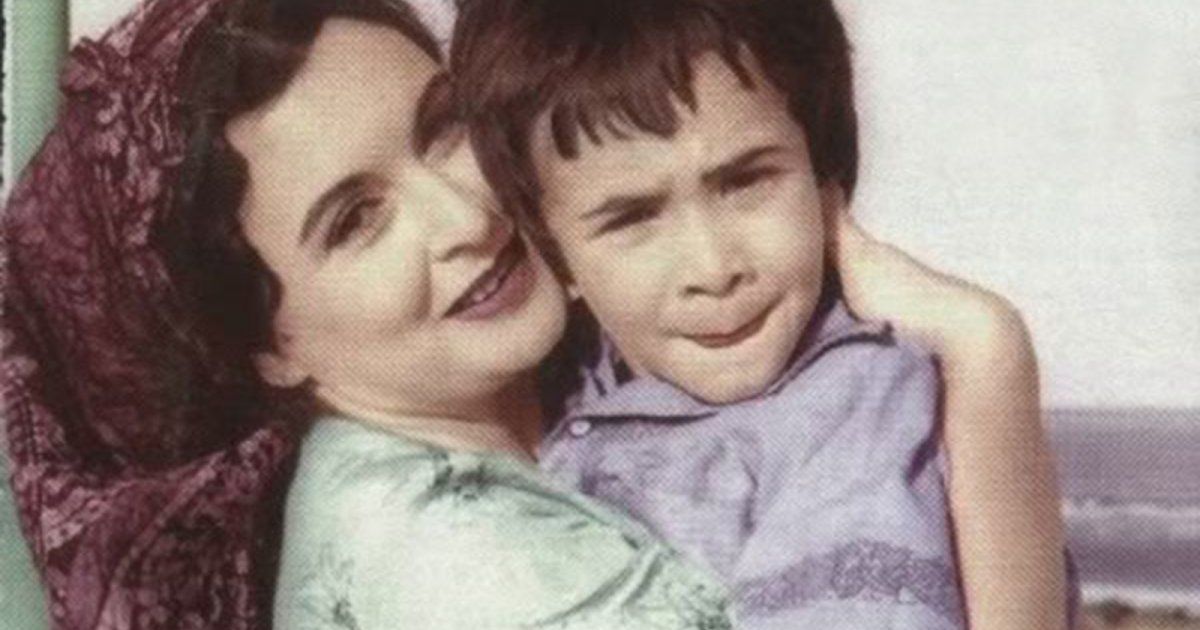 شاهد .. خمنوا من هذا الطفل الذي تحمله سعاد حسني وأصبح اليوم نجم الدراما المصرية