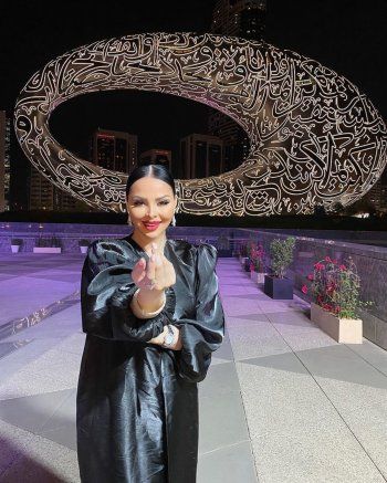 شاهد .. ديانا كرزون تطل من أمام أجمل مبنى في العالم