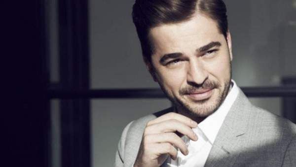 شاهد .. أنجين ألتان دوزياتان الى الواجهة مجددا ومعه 3 فتيات بمدرسة داخلية