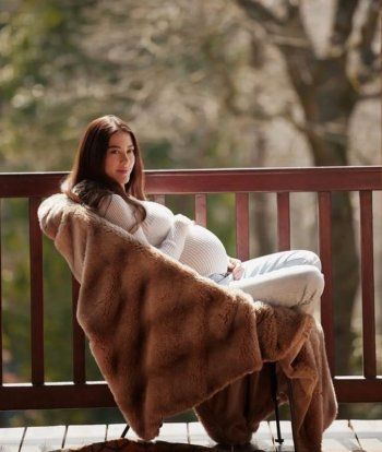 شاهد .. أول ظهور لزوجة كيفانش تاتليتوغ ببطن منتفخ.. والجمهور يشيد بنعومتها