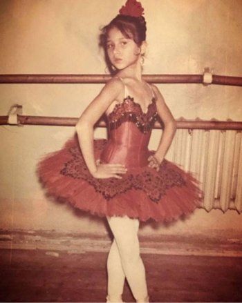 شاهد .. صورة نادرة لـ نيللي كريم من طفولتها وهي ترقص الباليه