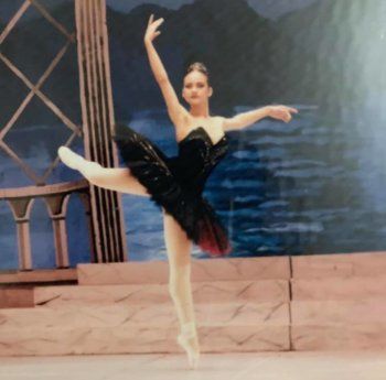 شاهد .. صورة نادرة لـ نيللي كريم من طفولتها وهي ترقص الباليه