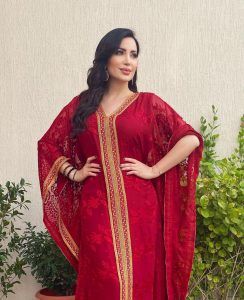 اتفرج – نسرين طافش تستعرض مفاتنها بالأحمر الشفاف في نهار رمضان