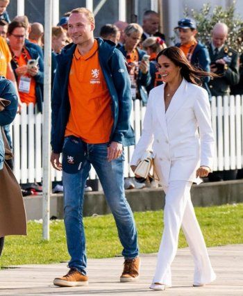 شاهد .. ميغان ماركل تحدث ضجة بإطلالتها باللون الأبيض.. هكذا بدت برفقة الأمير هاري