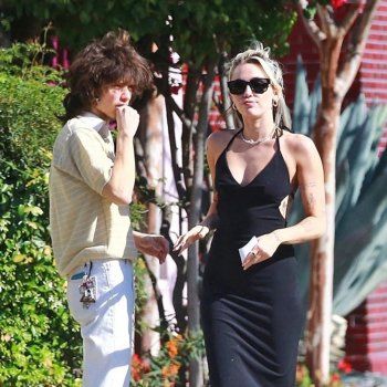 شاهد .. لقطات رومانسية تجمع مايلي سايرس وحبيبها.. وهذا فارق العمر بينهما