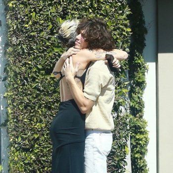 شاهد .. لقطات رومانسية تجمع مايلي سايرس وحبيبها.. وهذا فارق العمر بينهما