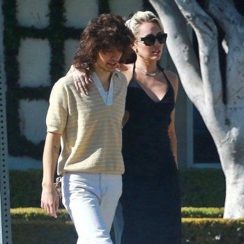 شاهد .. لقطات رومانسية تجمع مايلي سايرس وحبيبها.. وهذا فارق العمر بينهما