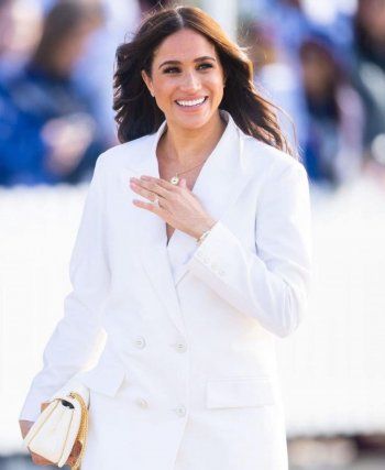 شاهد .. ميغان ماركل تحدث ضجة بإطلالتها باللون الأبيض.. هكذا بدت برفقة الأمير هاري