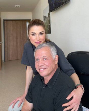 شاهد .. بعد خضوعه لعملية جراحية..الملكة رانيا تنشر أول صورة للملك عبد الله الثاني
