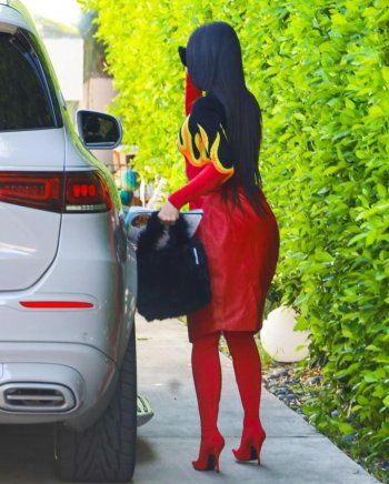 شاهد .. ثياب كيم كارداشيان تشتعل بالنار...والجمهور يتفاعل