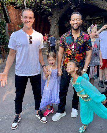 شاهد .. بالصور - كريسي تايغن وجون ليجند يحتفلان بعيد ميلاد إبنتهما لونا