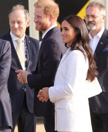 شاهد .. ميغان ماركل تحدث ضجة بإطلالتها باللون الأبيض.. هكذا بدت برفقة الأمير هاري