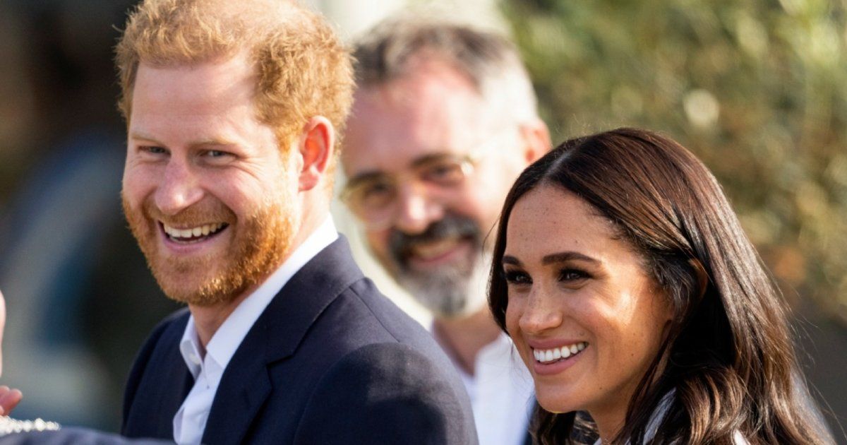 شاهد .. ميغان ماركل تحدث ضجة بإطلالتها باللون الأبيض.. هكذا بدت برفقة الأمير هاري