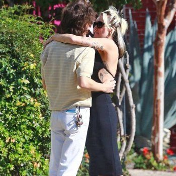 شاهد .. لقطات رومانسية تجمع مايلي سايرس وحبيبها.. وهذا فارق العمر بينهما