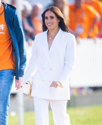 شاهد .. ميغان ماركل تحدث ضجة بإطلالتها باللون الأبيض.. هكذا بدت برفقة الأمير هاري