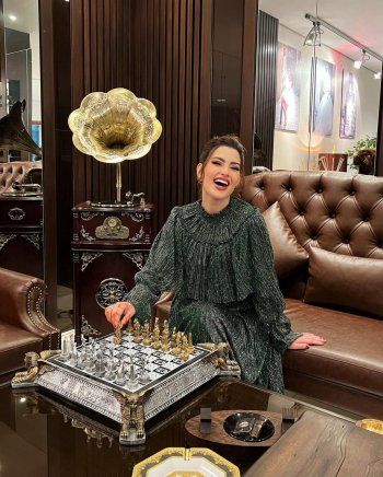شاهد .. بالصورة - روان بن حسين تلعب الشطرنج...وفستانها حديث الجمهور