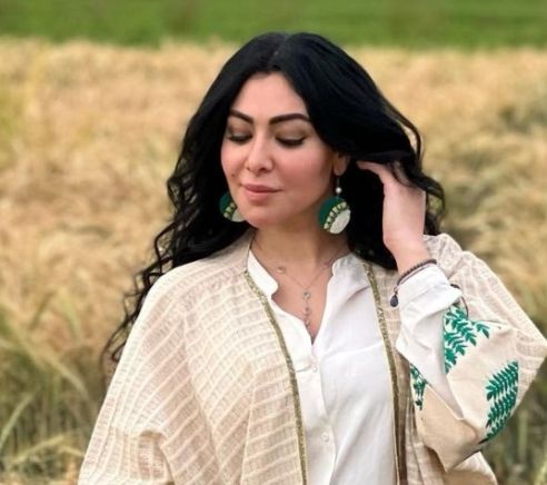 ميرهان حسين تسحر متابعيها باحدث إطلالتها وسط الحقول- شاهد