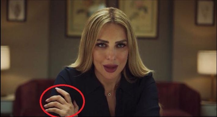 بالصور – خطأ إخراجي في الحلقة 14 من مسلسل “سوتس بالعربي”