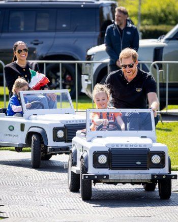 شاهد .. طفلتان تقودان سيارتي الأمير هاري وميغان ماركل في هولندا - بالصورة