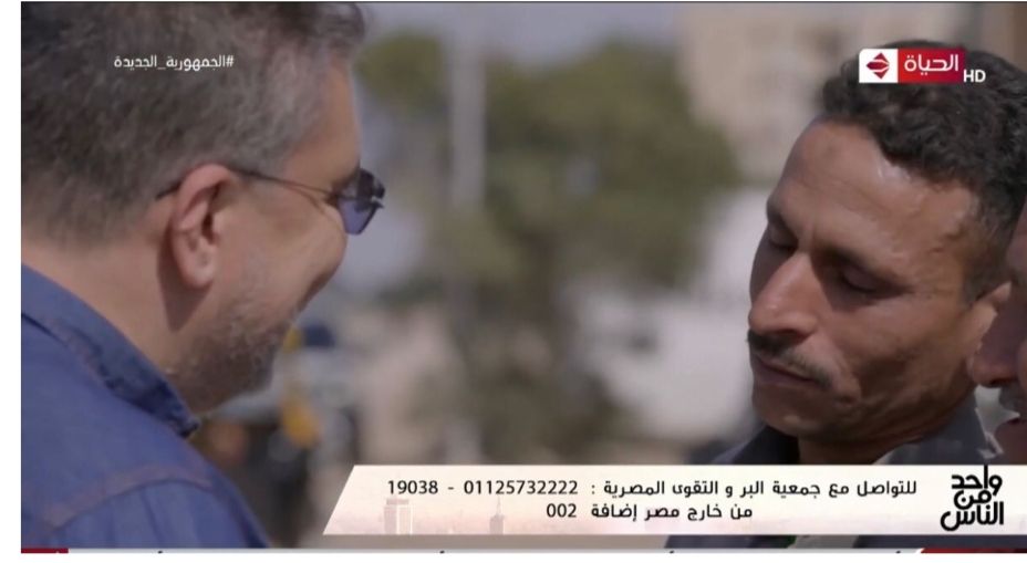 واحد من الناس يحقق حلم محمد صابر مصاب بالغضروف بمبلغ مالى للعلاج