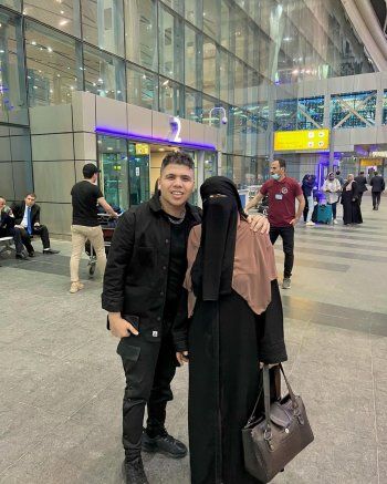 شاهد .. عمر كمال يحقق حلم والدته .. وأول ظهور لها يحدث تفاعلا على مواقع التواصل الاجتماعي