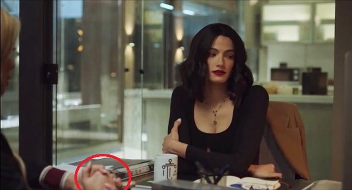 بالصور – خطأ إخراجي في الحلقة 14 من مسلسل “سوتس بالعربي”