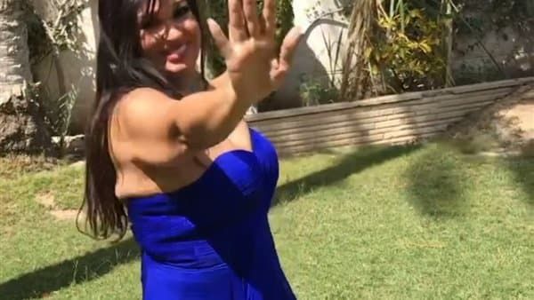 اتفرج – فيفي عبده ترقص وتتمايل بالأزرق في نهار رمضان