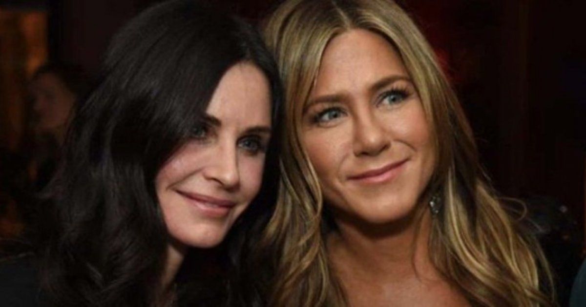 شاهد .. جينيفر أنيستون برفقة كورتني كوكس ترويجاً لبضائع تحمل طابع مسلسل Friends -بالفيديو