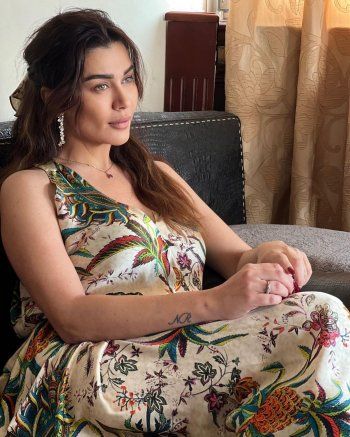 شاهد .. بالصور- نادين الراسي بإطلالة ربيعية فريدة وهذا ما قالته عن الحب