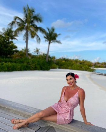 شاهد .. بالصور- لاميتا فرنجية بإطلالة صيفية وتستمتع بوقتها على الشاطئ في جزر المالديف