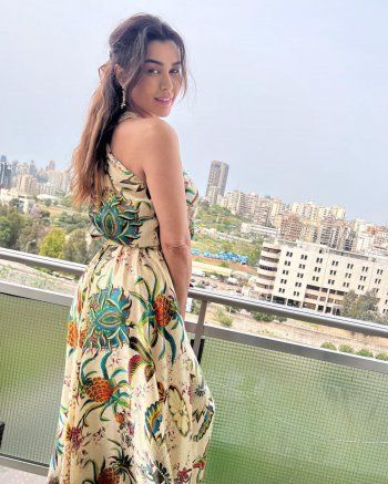 شاهد .. بالصور- نادين الراسي بإطلالة ربيعية فريدة وهذا ما قالته عن الحب