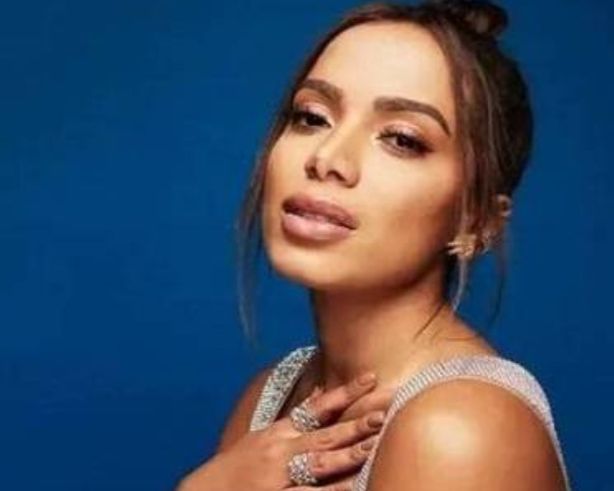 المطربة البرازيلية أنيتا تعمل بلوك للرئيس بولسونارو