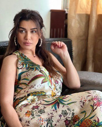 شاهد .. بالصور- نادين الراسي بإطلالة ربيعية فريدة وهذا ما قالته عن الحب