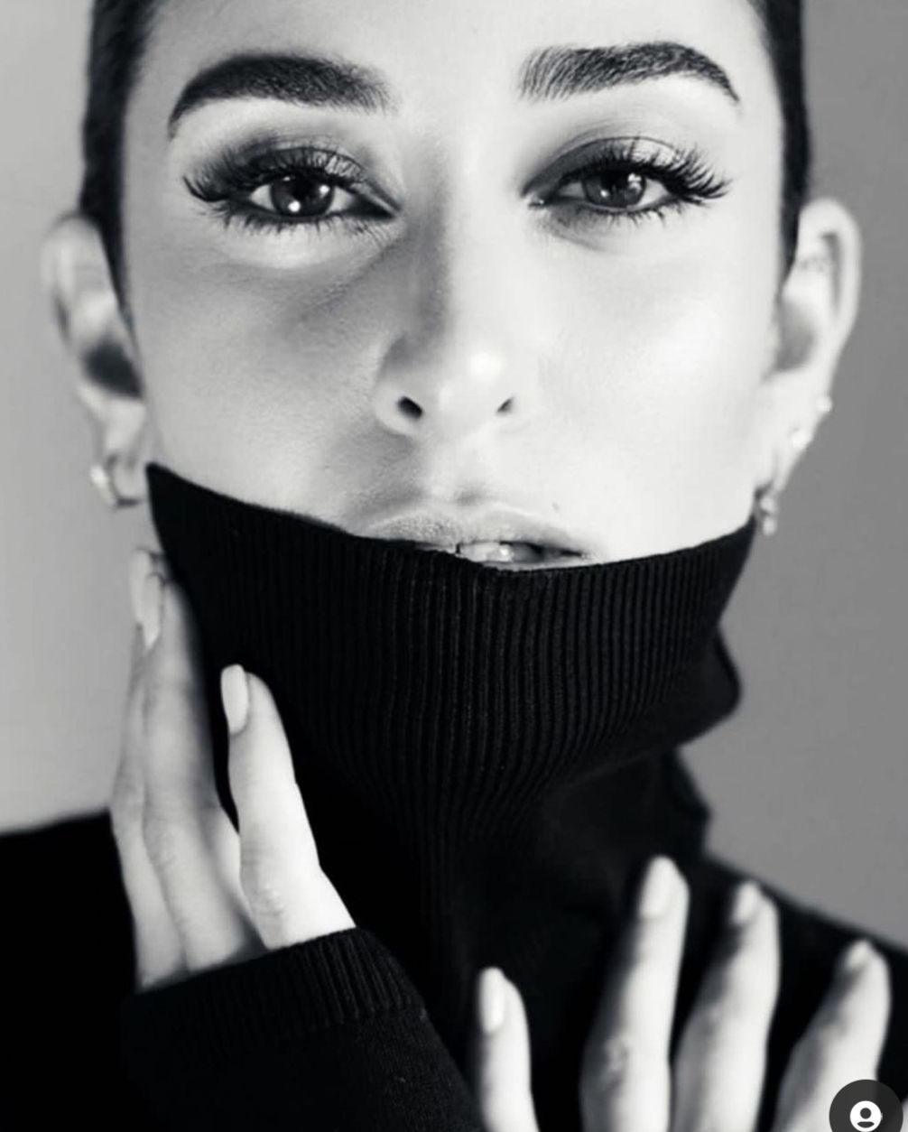 بالابيض والاسود .. أمينة خليل تسحر متابعيها بأحدث ظهور لها- شاهد