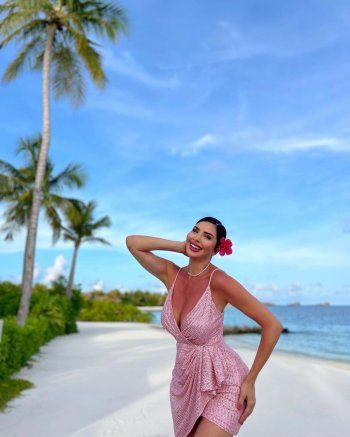 شاهد .. بالصور- لاميتا فرنجية بإطلالة صيفية وتستمتع بوقتها على الشاطئ في جزر المالديف