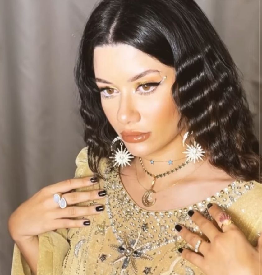 سينتيا خليفة تسحر متابعيها بإطلالة رمضانية محتشمة- شاهد