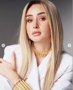 اتفرج- هنا الزاهد تستعرض جمالها بظهور بالأبيض الجرئ