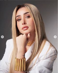 اتفرج- هنا الزاهد تستعرض جمالها بظهور بالأبيض الجرئ