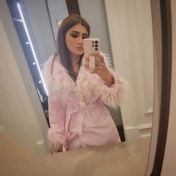 شاهد .. مي عمر تتألق بإطلالة حابسة للأنفاس...والجمهور يتفاعل