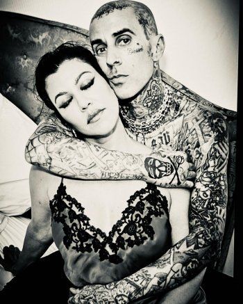 شاهد .. بالصورة - ترافيس باركر يحتفل بعيد ميلاد كورتني كارداشيان ويوجه لها هذه الرسالة