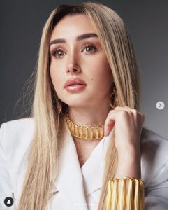 اتفرج- هنا الزاهد تستعرض جمالها بظهور بالأبيض الجرئ