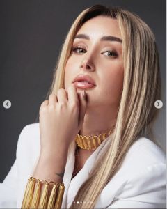 اتفرج- هنا الزاهد تستعرض جمالها بظهور بالأبيض الجرئ