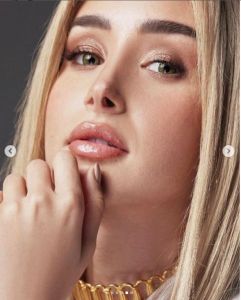 اتفرج- هنا الزاهد تستعرض جمالها بظهور بالأبيض الجرئ