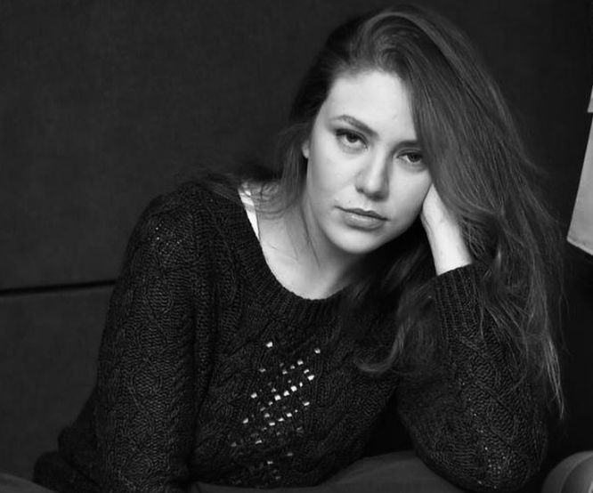 بالابيض والاسود .. رحمة حسن تخطف الانظار من احدث ظهور لها- اتفج