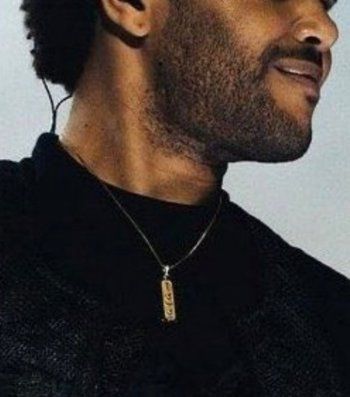 شاهد .. ذا ويكند يُحدث جدلا بقلادته..اليكم سرّها المفاجئ