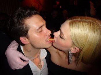 شاهد .. بالصورة - بروكلين بيكهام يضيف عائلة زوجته الى إسمه على مواقع التواصل الإجتماعي