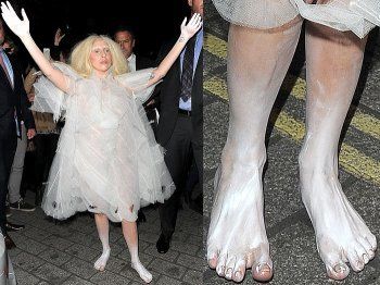 شاهد .. نجمات يمتلكن أبشع أصابع أقدام منهن فيكتوريا بيكهام وليدي غاغا وكيم كارداشيان!- بالصور