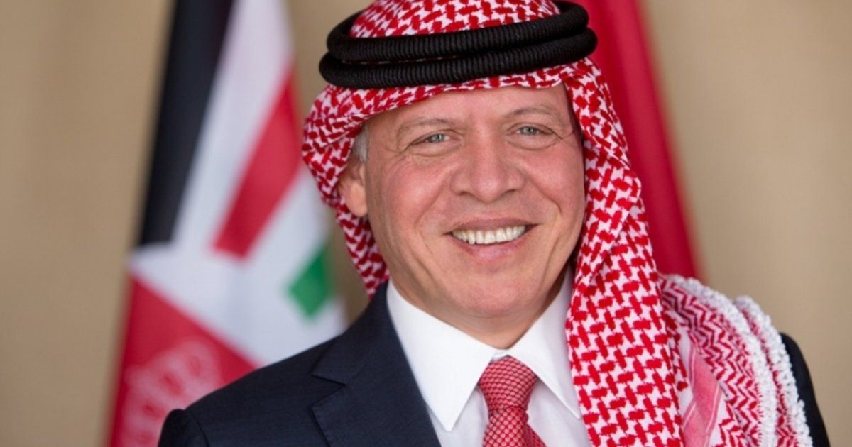 شاهد .. عائلة الملك عبد الله تستقبله بحرارة في أرض المطار بعد عودته إلى الأردن-بالصورة