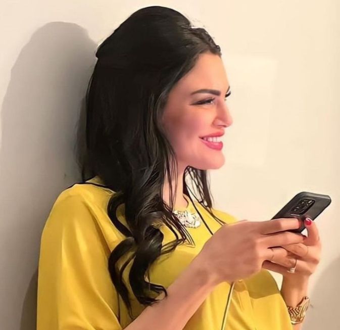 دارين حداد تتألق بإطلالة صيفية مميزة باللون الاصفر – شاهد