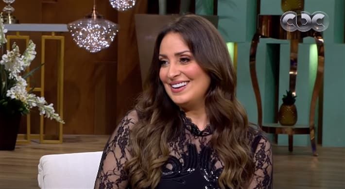 ملكة الشياكة نرمين الفقي تبرز جمالها بالأسود القصير- اتفرج